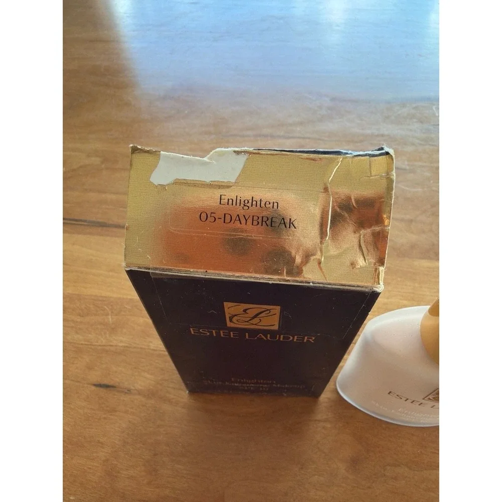 Estée Lauder Enlighten Skin-Enhancing Makeup SPF 10 Shade 05-Daybreak‎ 1 fl. oz.